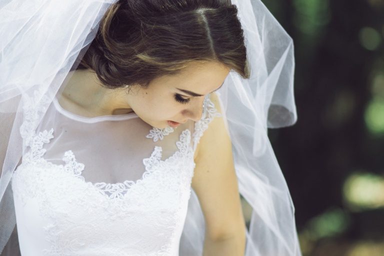 4 Things to Consider When Choosing Your Bridal Dress Online